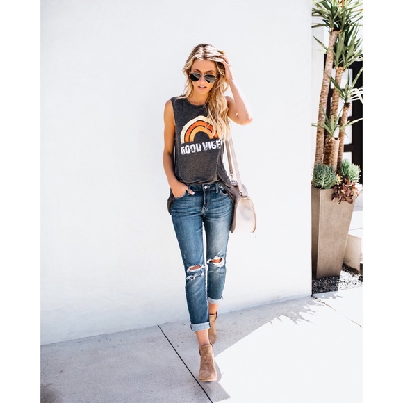 >>LAST<< Good Vibes Graphic Tee - Picture 3 of 5